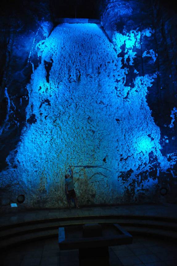 A Cascata de Sal, ao lado da Catedral de Sal, em Zipaquirá, próximo à Bogotá, na Colômbia